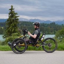 Handbikefahrer Lechstausee Urspring bei Lechbruck