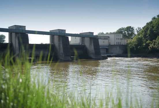 Wasserkraftwerk Ellgau flussaufwärts. Sehenswürdigkeit am Lechradweg